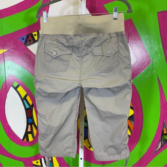 Rumor Has It, Maternity Cargo Capris. Size Medium. In excellent condition! - Picture 3 of 6
